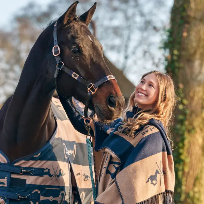 Reiterin mit Pferd in einer HV Polo Decke